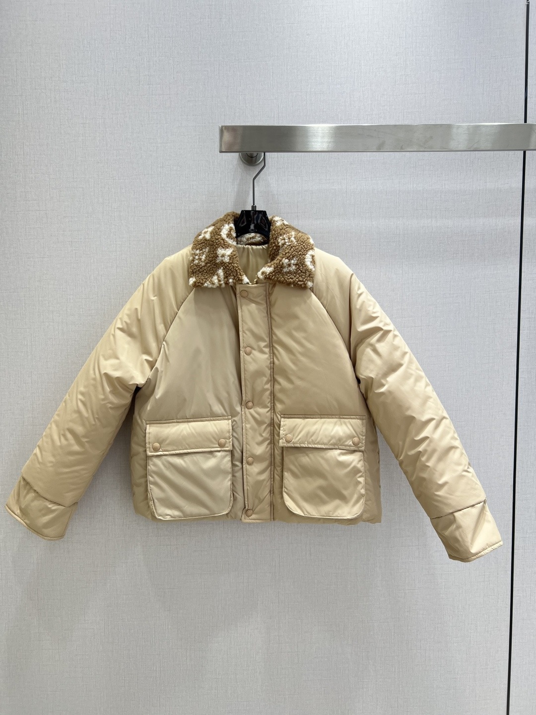 루*비통 25 신상 프린트 넥 패딩 코트