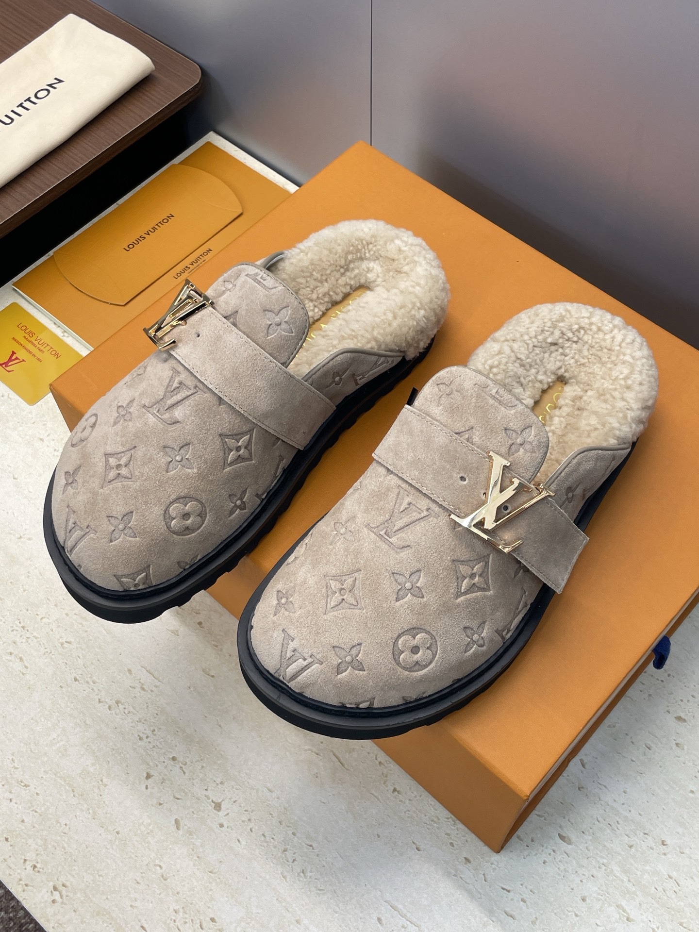 루*비통 스웨이드 컴포트 클로즈드 뮬
