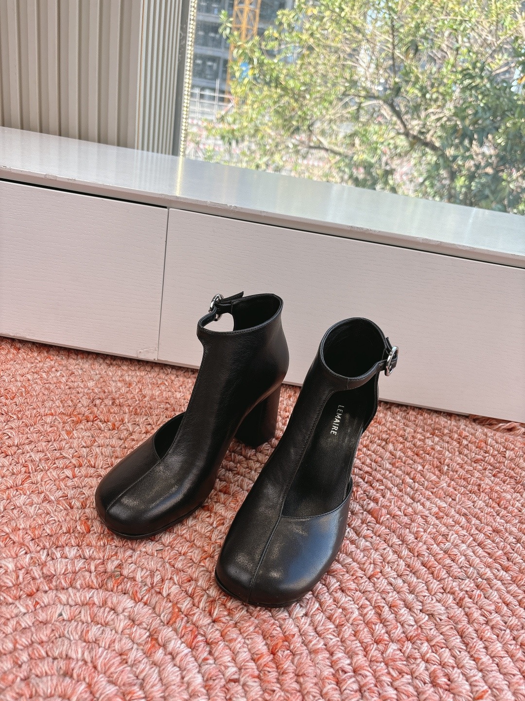 르*르 통굽 펀칭 앵클부츠