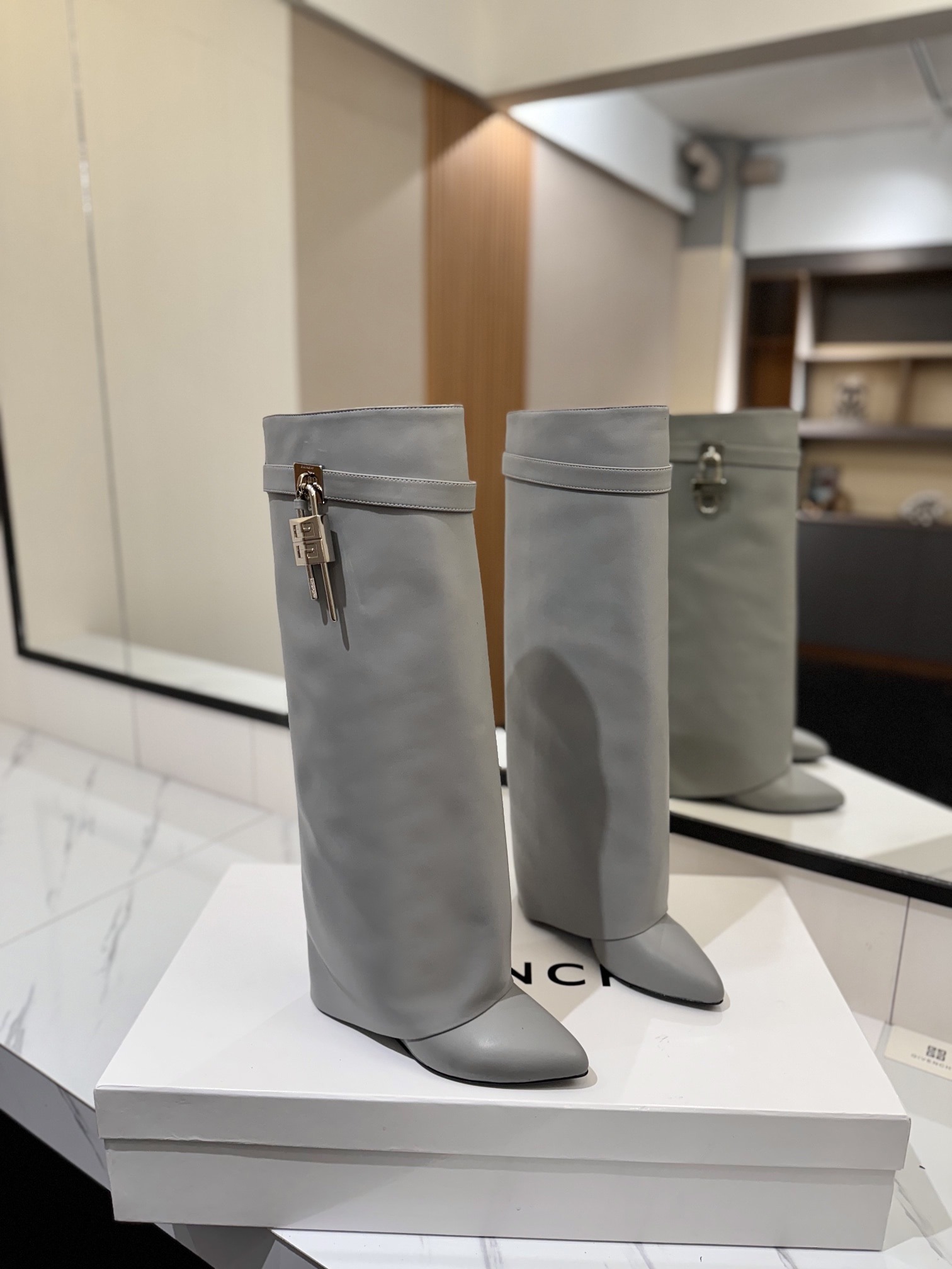 지*시 신상 샤크 락 부츠