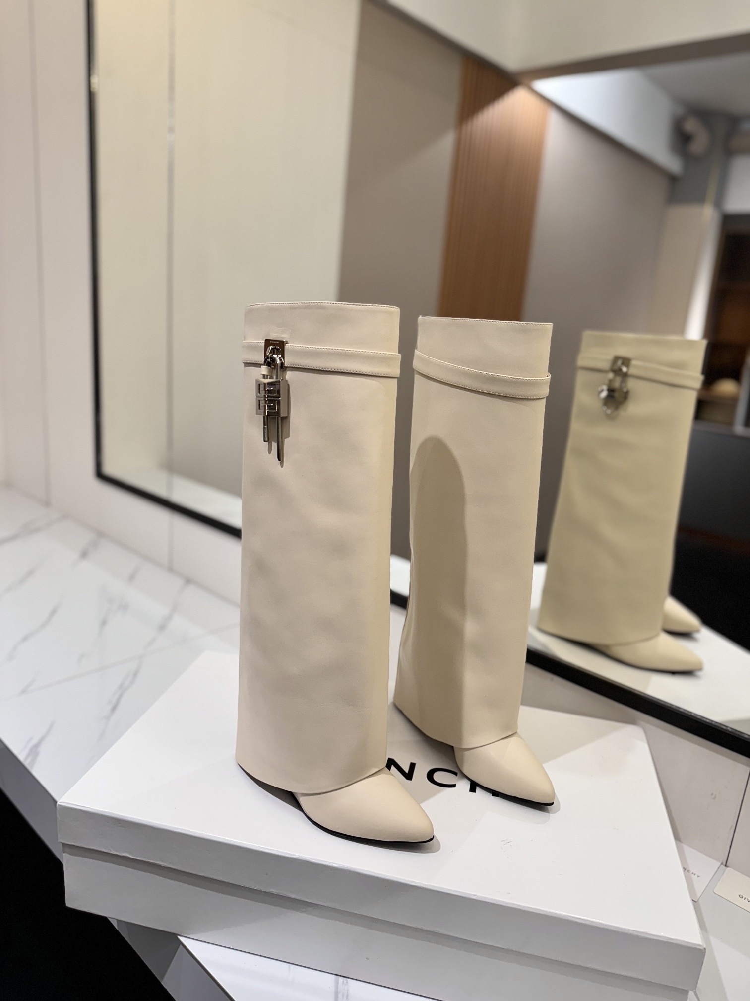 지*시 신상 샤크 락 부츠