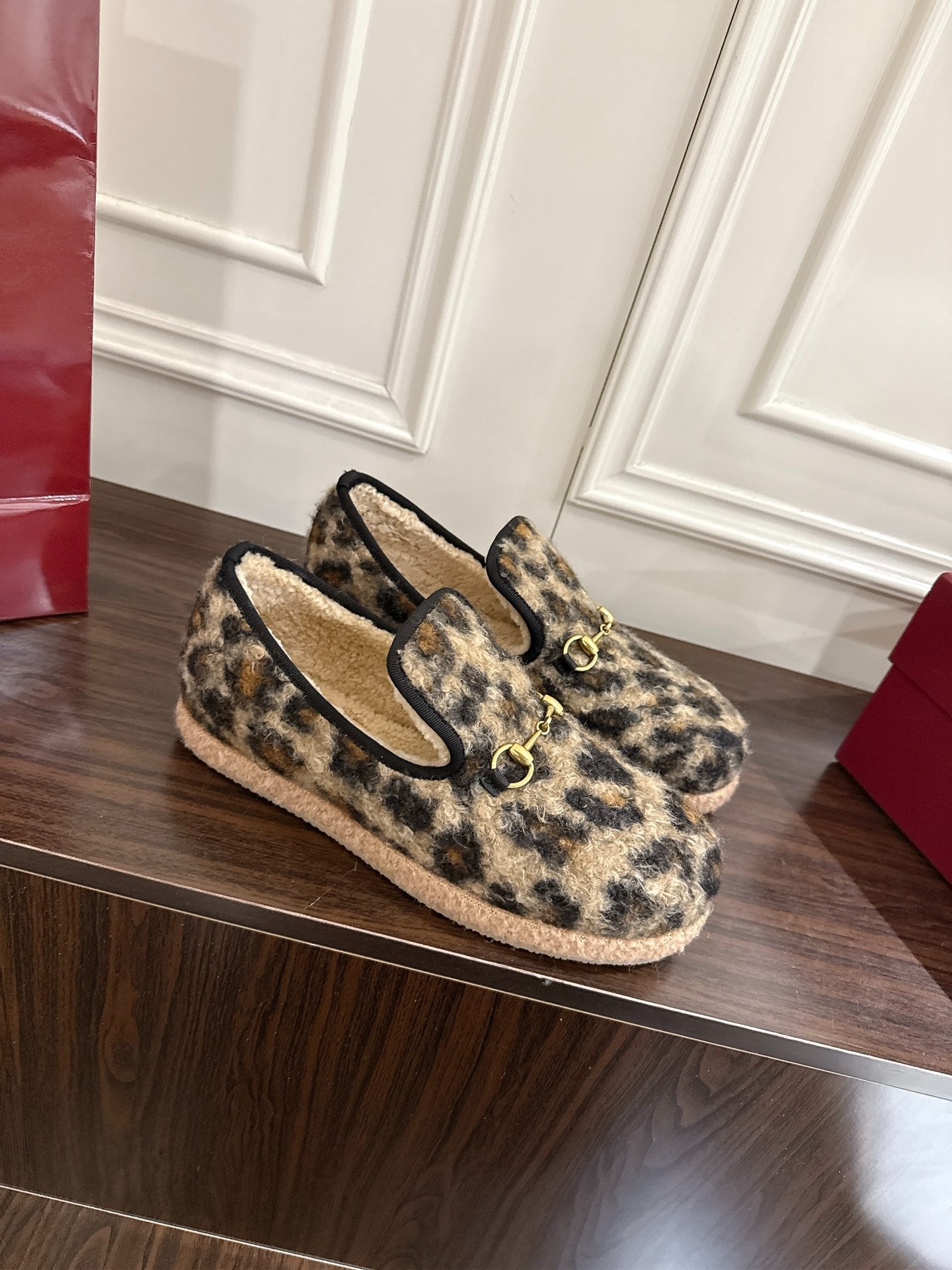 구* 홀스빗 레오파드 퍼 단화