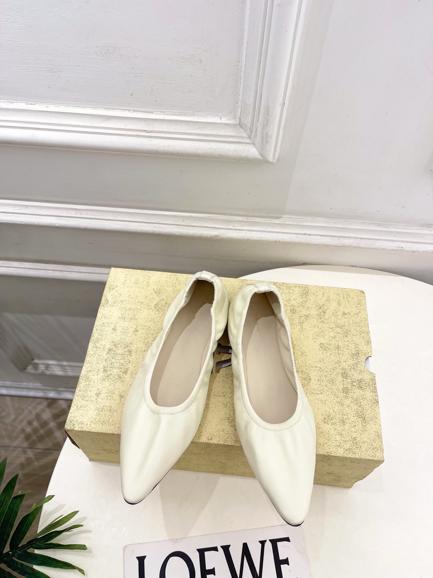 더로우 26 봄여름 신상 스틸레토 플랫