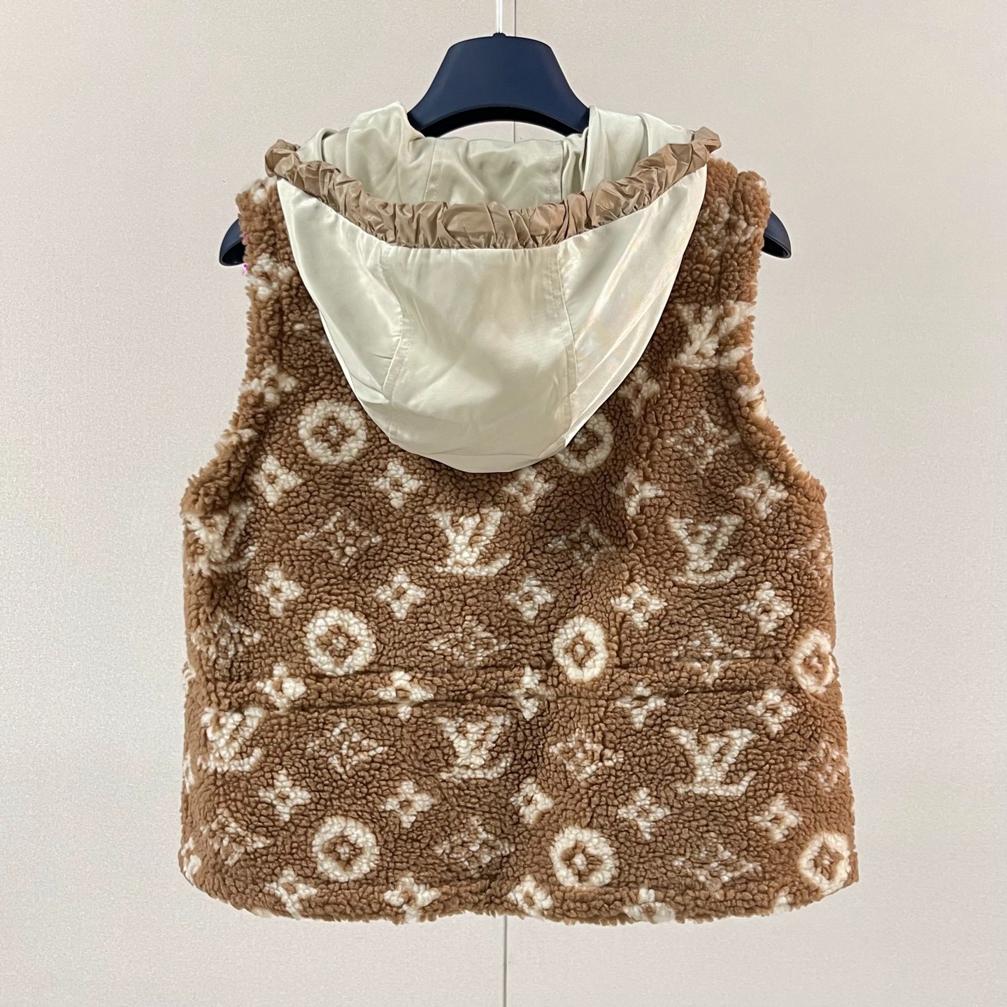 루*비통 신상 후드 패치워크 램스울 조끼