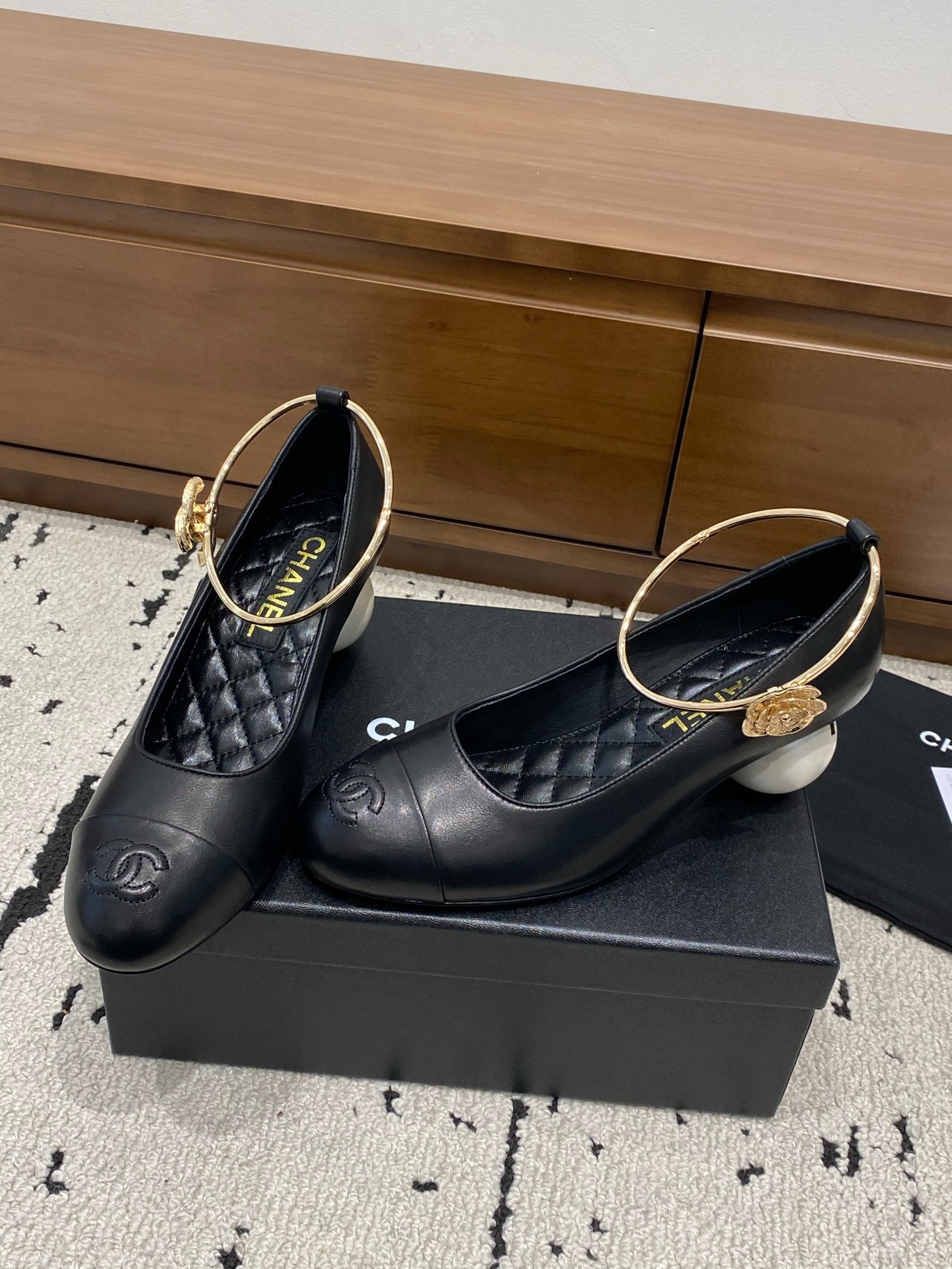 샤* 26 뉴클래식 방울 진주굽 힐