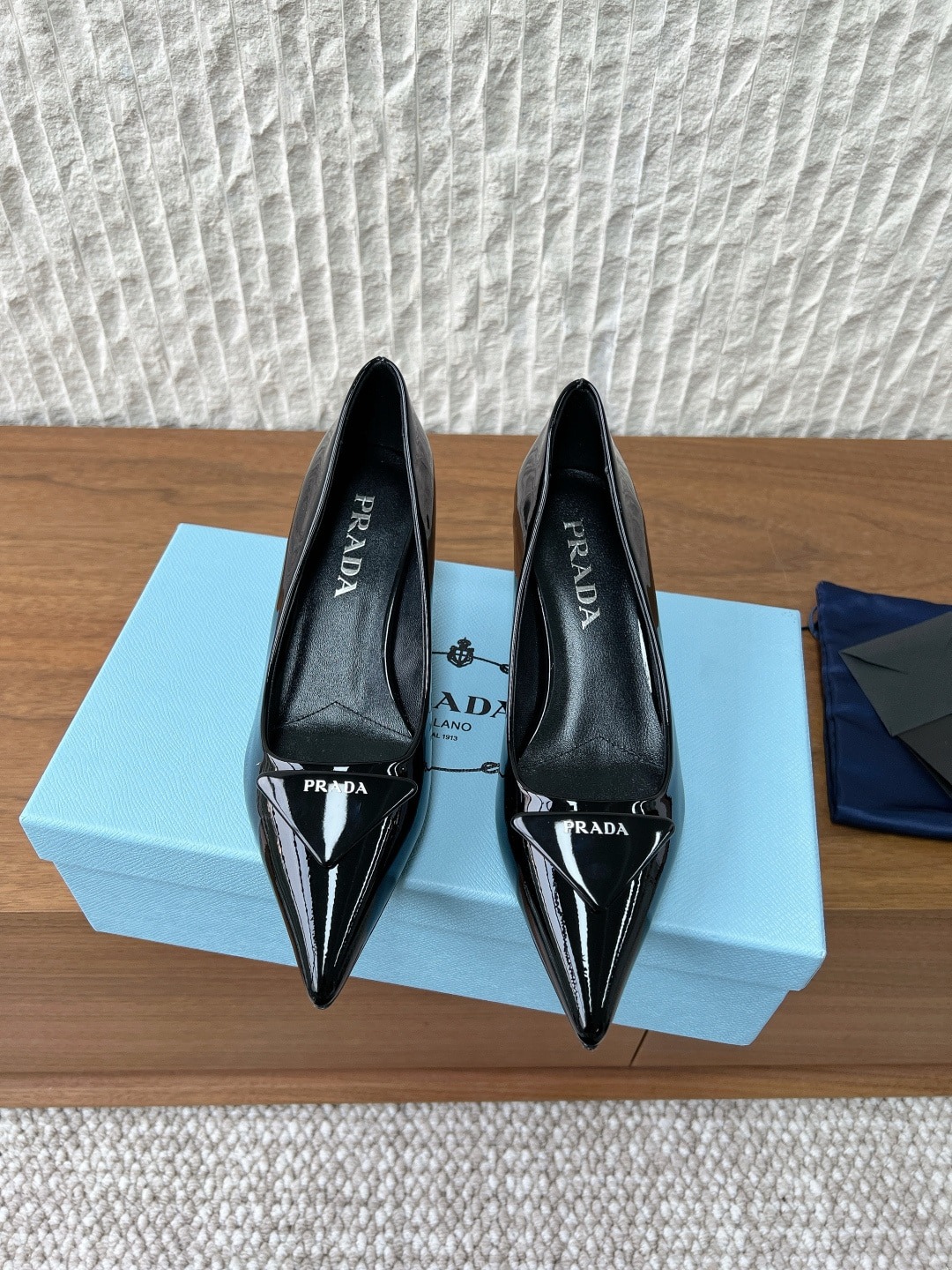 프*다 26ss 봄 신상 삼각로고 힐