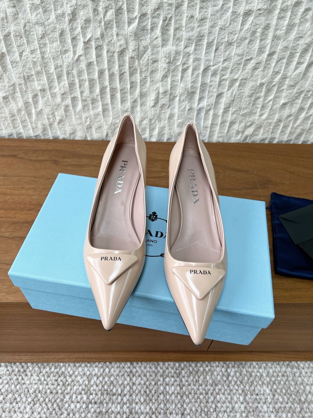 프*다 26ss 봄 신상 삼각로고 힐