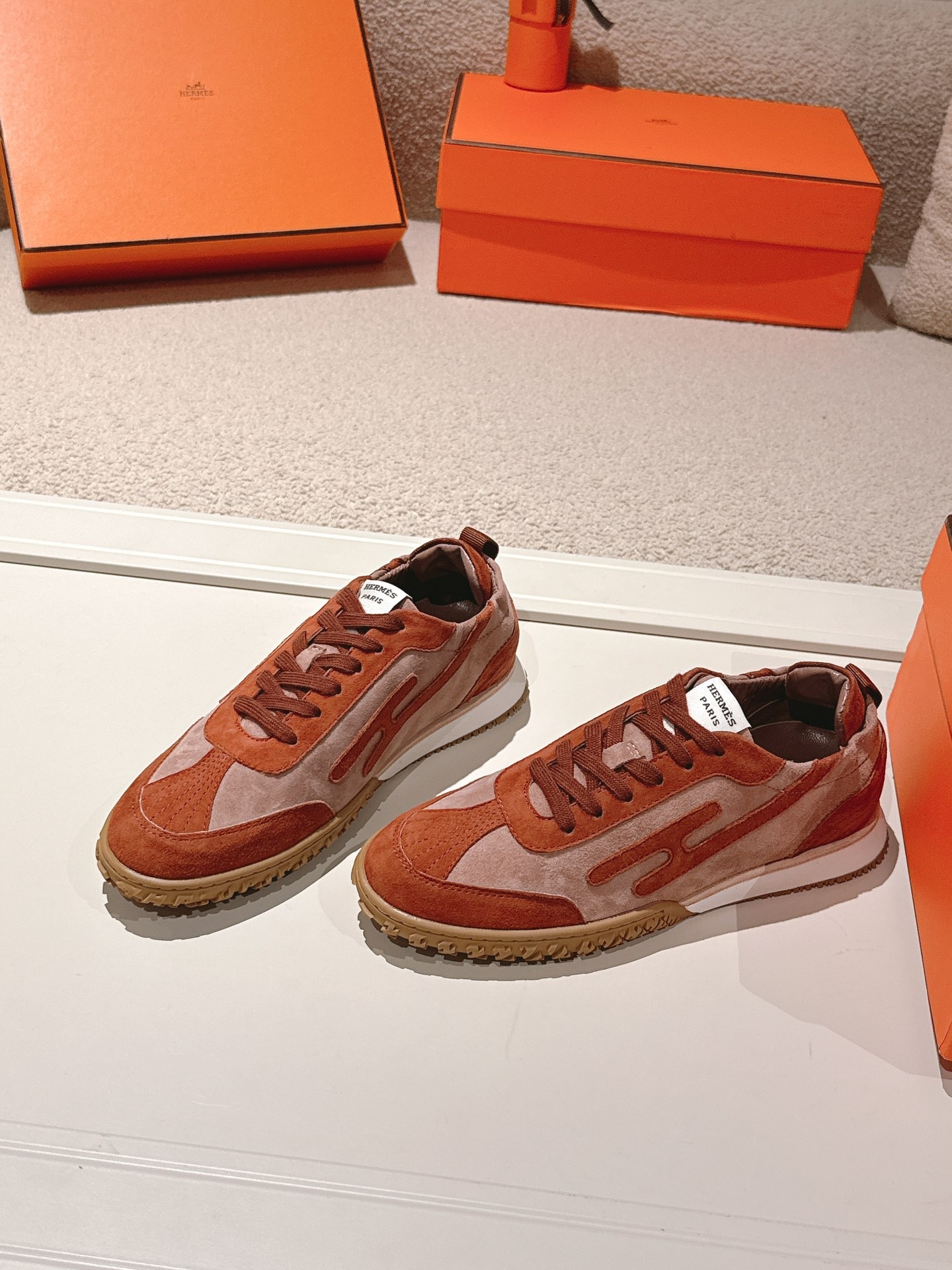 에*메스 스웨이드 스니커즈