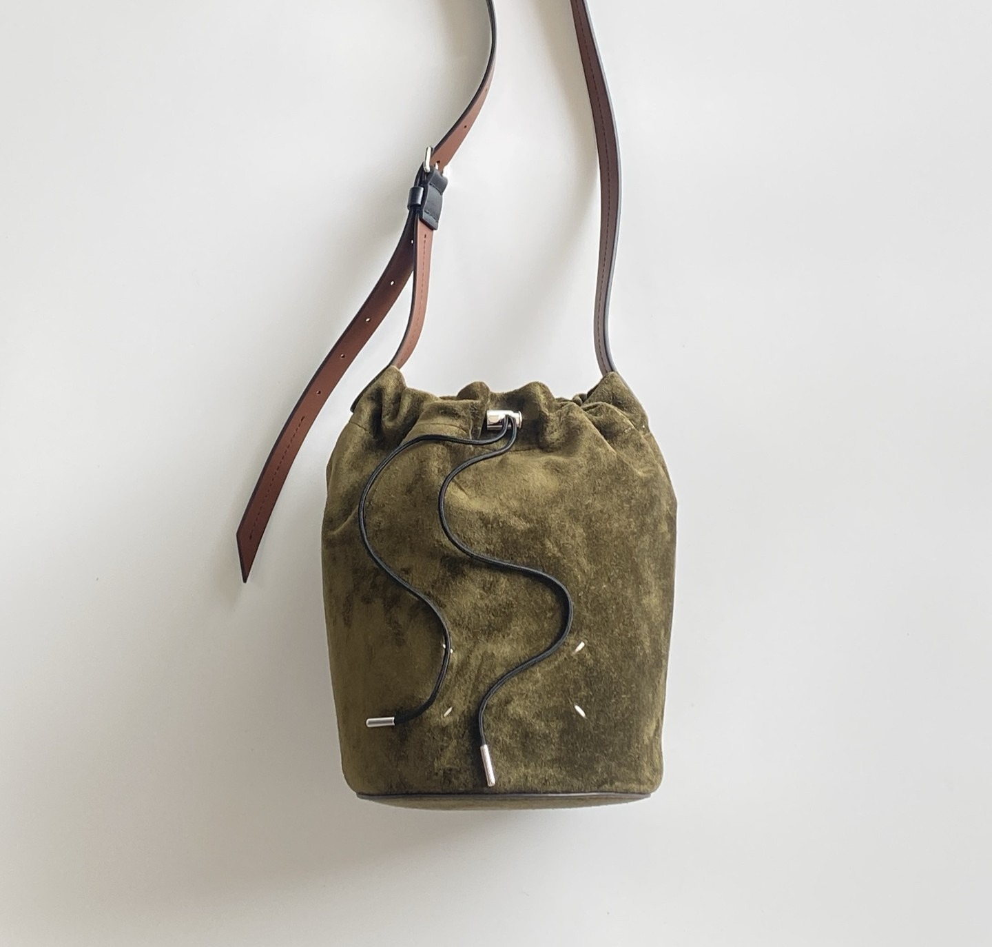 메종마르지엘라 신상 드로스트링 버킷백