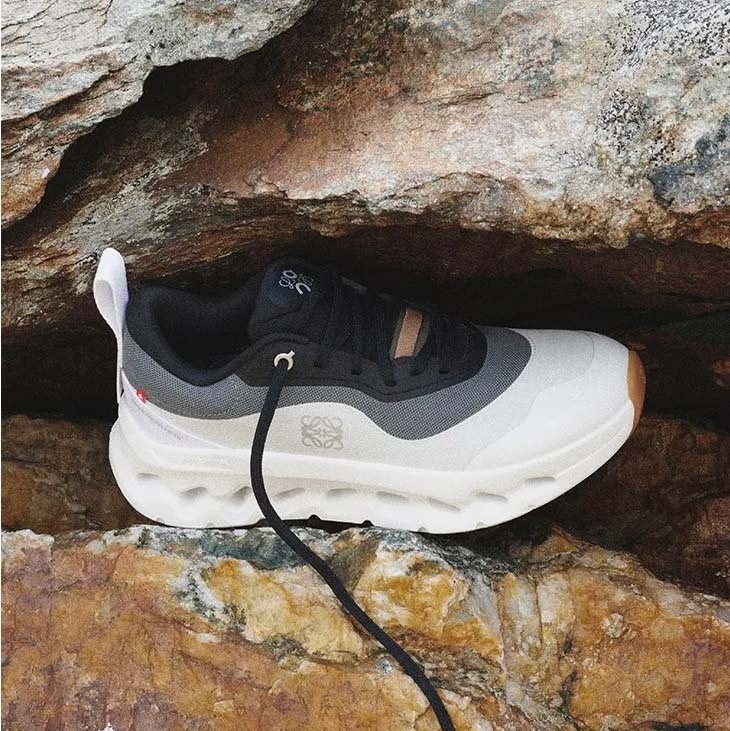 온러닝 X 로에베 러닝 클라우드 틸트 2.0 블랙그레이