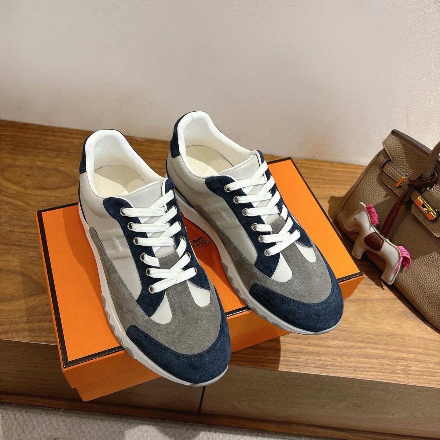 에*메스 신상 트레일 스니커즈