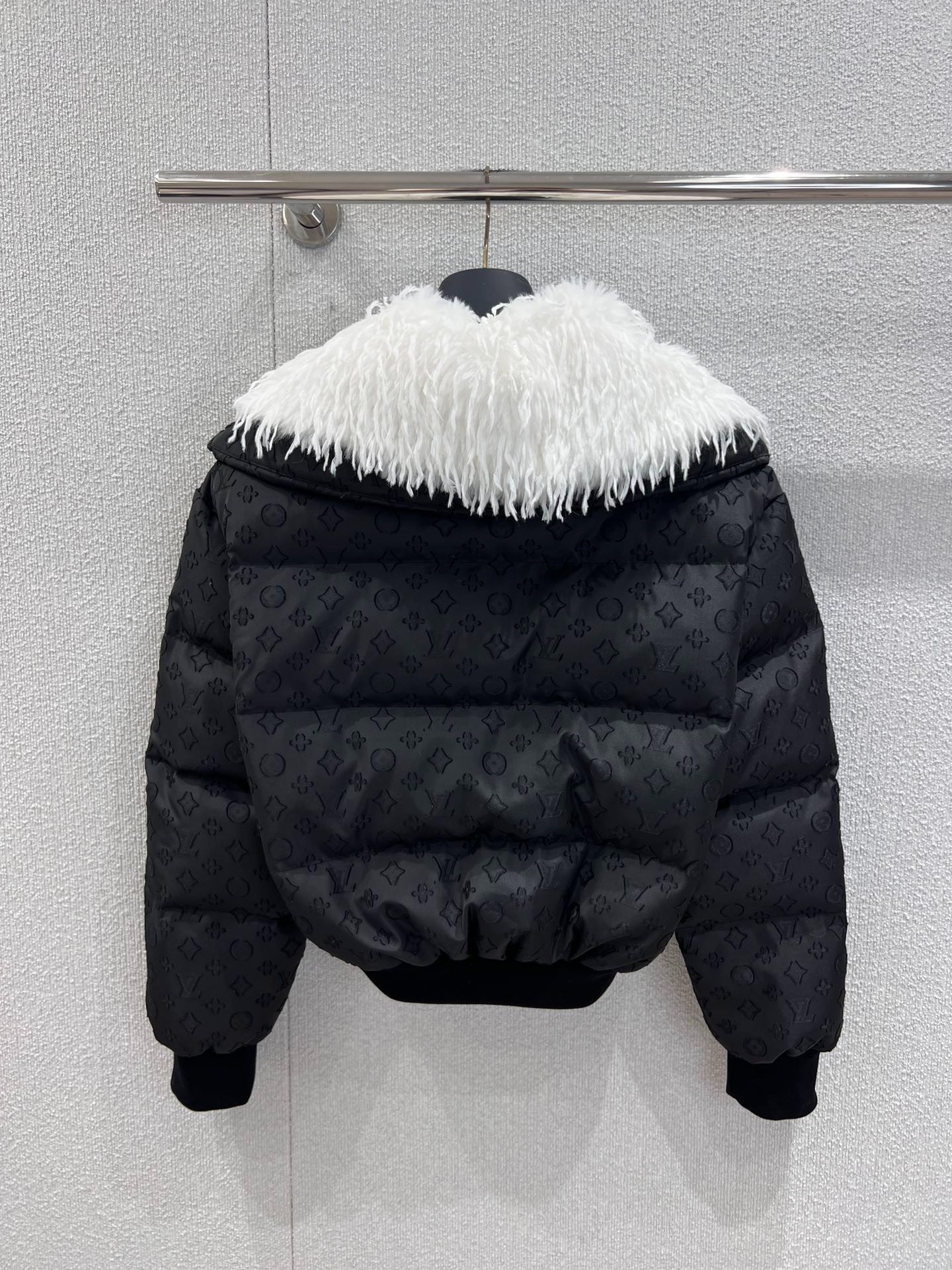 루*비통 25FW 신상 볼륨 다운 점퍼