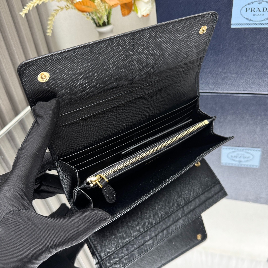 프*다 사피아노 메탈 로고 장지갑 1MH13