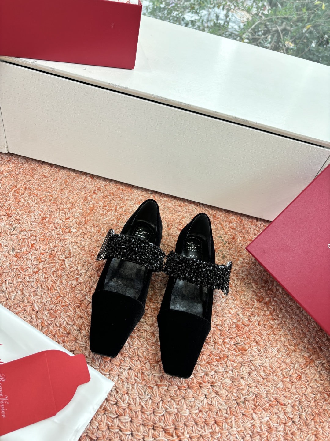 로*비비에 신상 T밴드 샌들