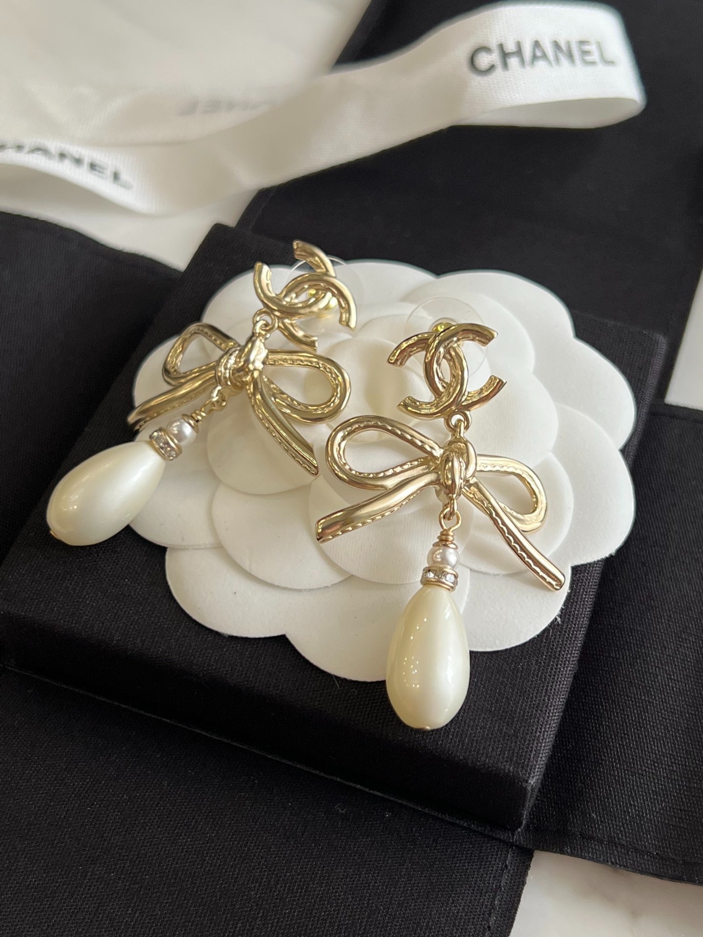 샤* 신상 리본 진주 더블C 귀걸이