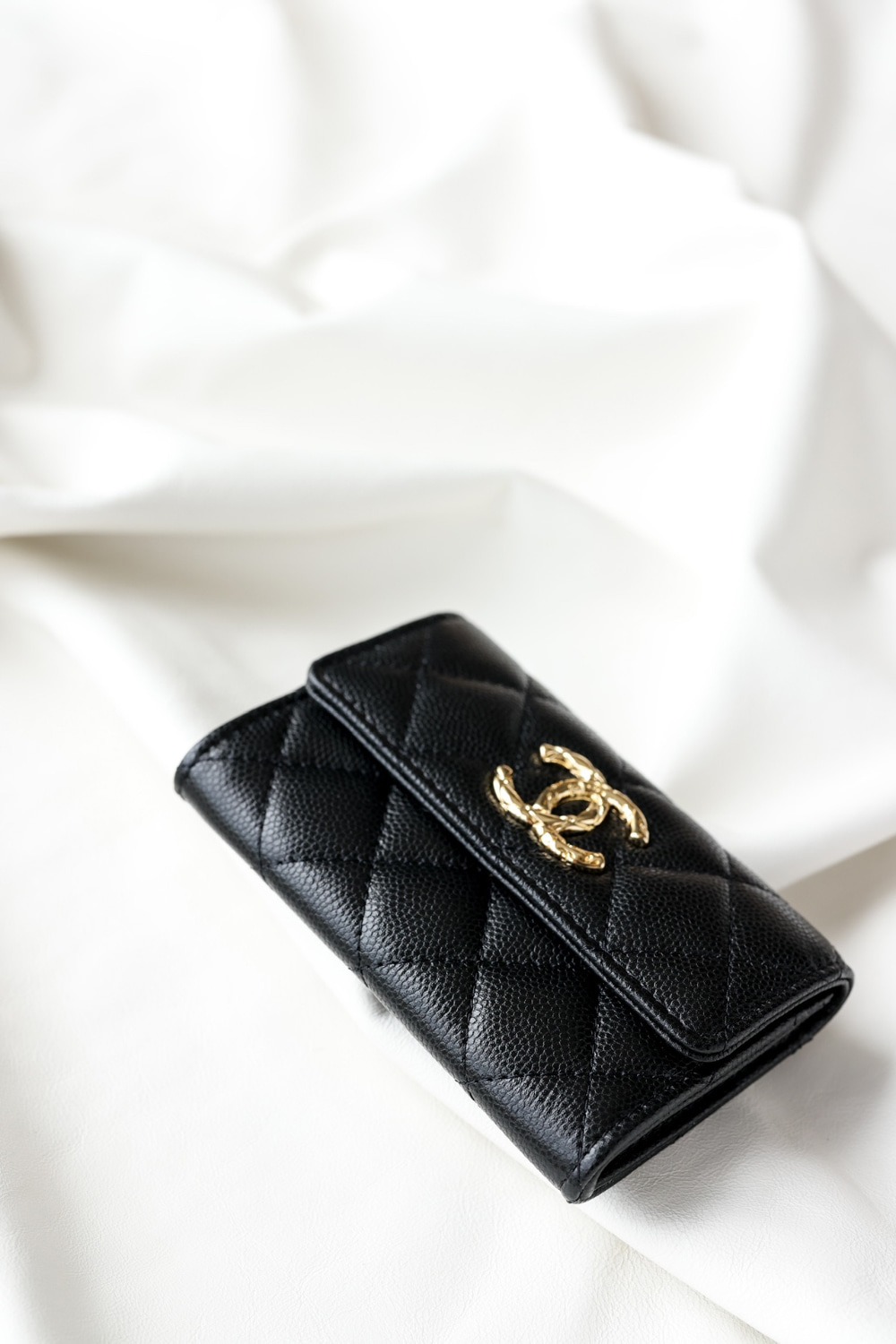 샤* 24A 공방 컬렉션 CC 로고 캐비어 카드지갑 AP4089